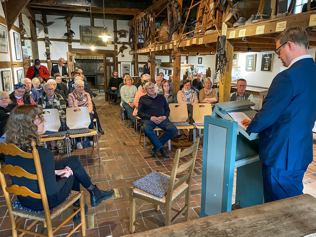 Der Leiter des Kreisarchivs Dr. Knut Langewand